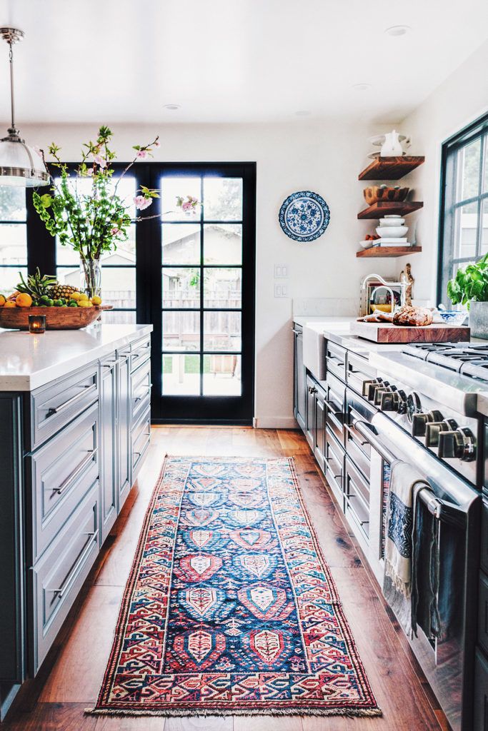 Una alfombra en la cocina, una idea práctica y segura
